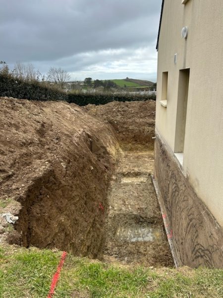 Terrassement pour reprise terrasse sur pilotis à partir des fondations de la maison, chantier sur Plomodiern